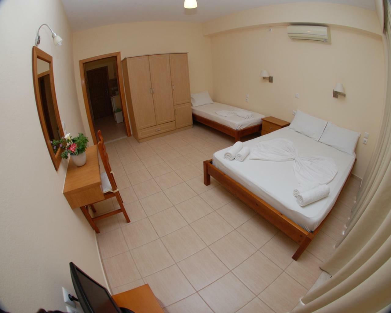 Nikos Hotel And Apartments Саранде Екстериор снимка