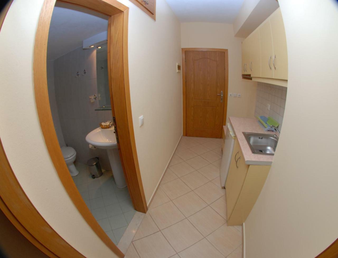 Nikos Hotel And Apartments Саранде Екстериор снимка