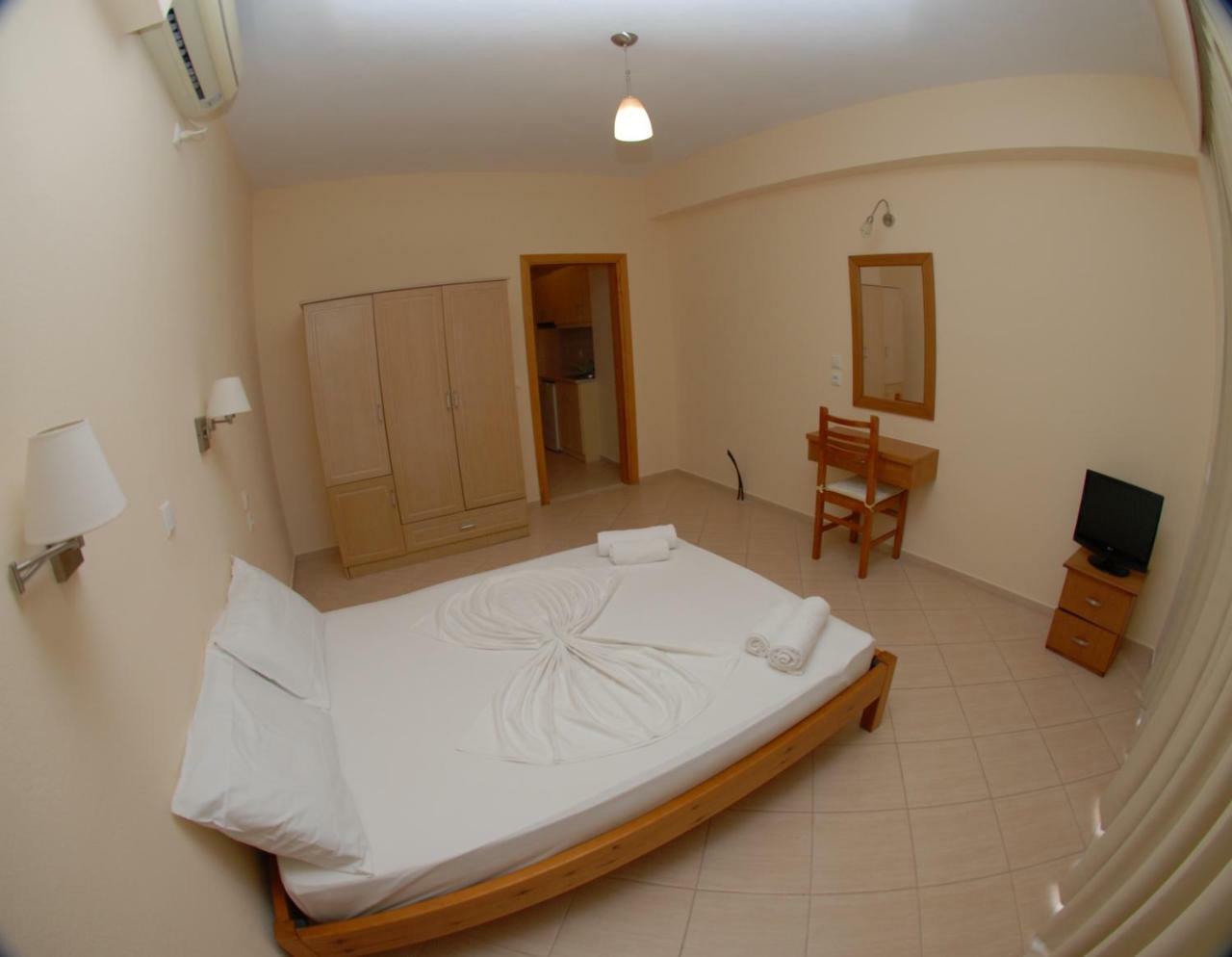 Nikos Hotel And Apartments Саранде Екстериор снимка