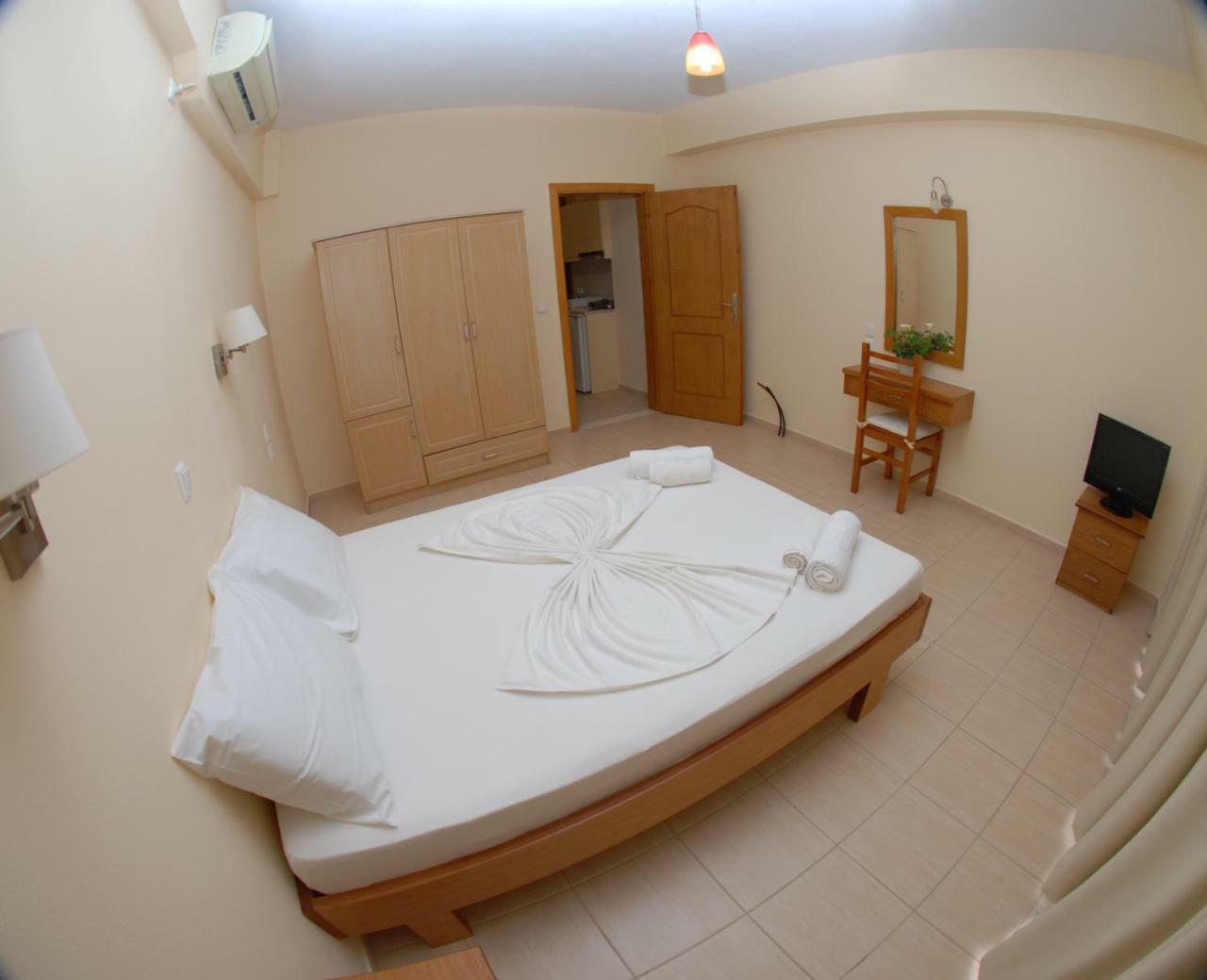 Nikos Hotel And Apartments Саранде Екстериор снимка